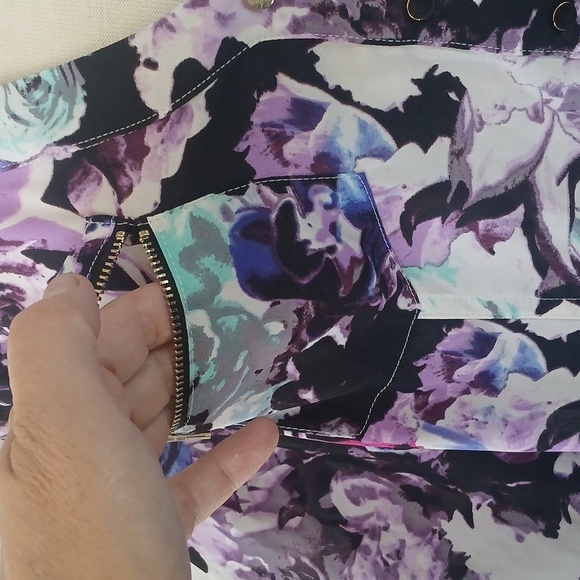 LIKE NEW! BEBE Multicolor Floral Zip Pocket Blouse Snap Close Xl - Picture 10 of 14